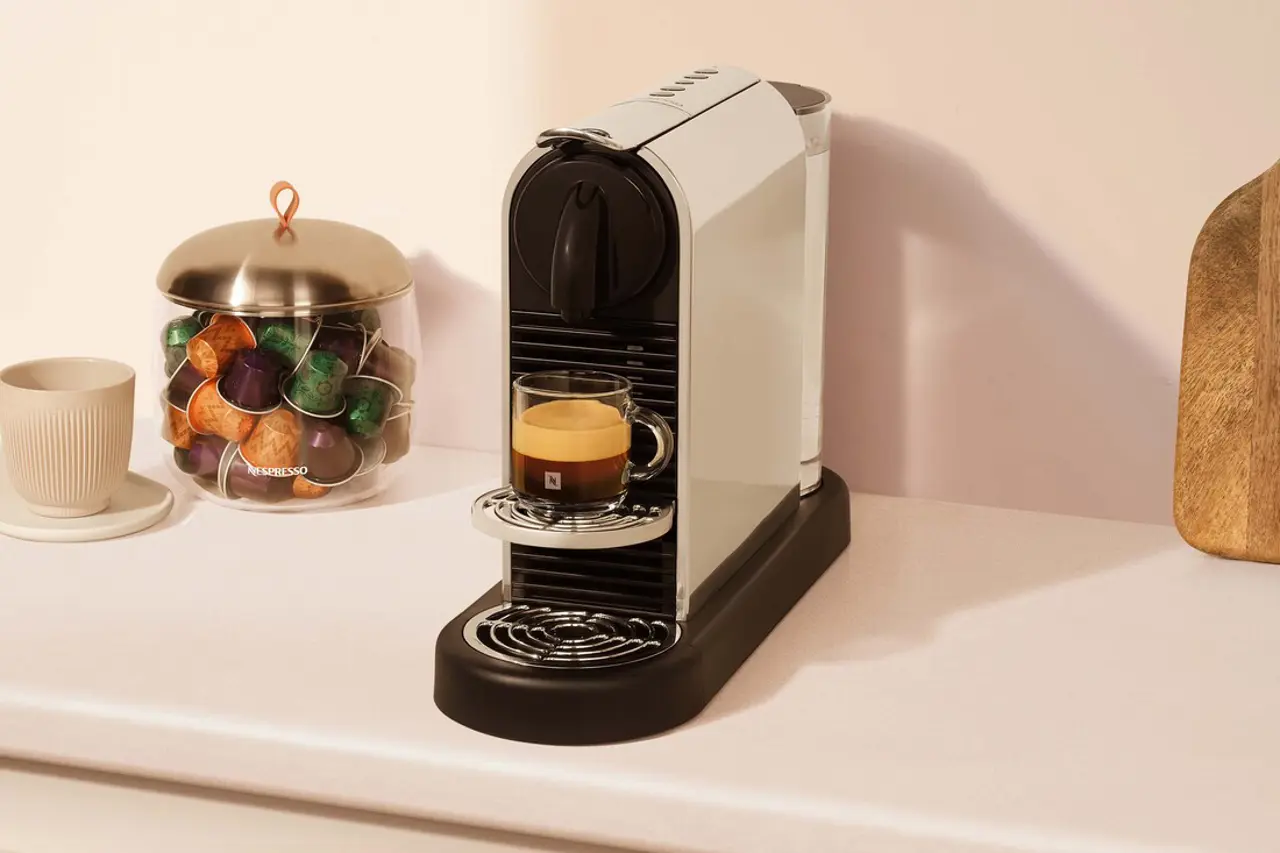 NESPRESSO HQ WEB MACHINEPDP25 ORG IMG OTHERS JPG RGB 1X1 VL OL 25 CITIZ PLATINUMD STAINLESS STEEL FRONT3Q